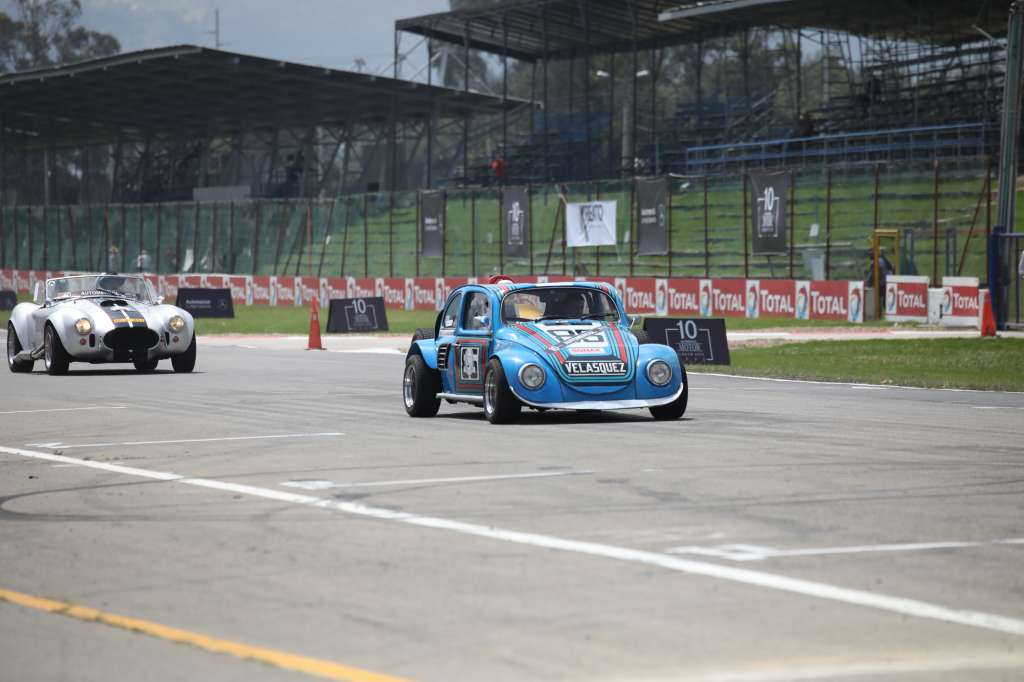 Autos clásicos en acción en el Autódromo de Tocancipá.