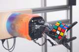 La mano robótica que se enseñó a sí misma a resolver un cubo de Rubik