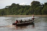 Zarpó la primera canoa de indígenas amazónicos potenciada con energía solar