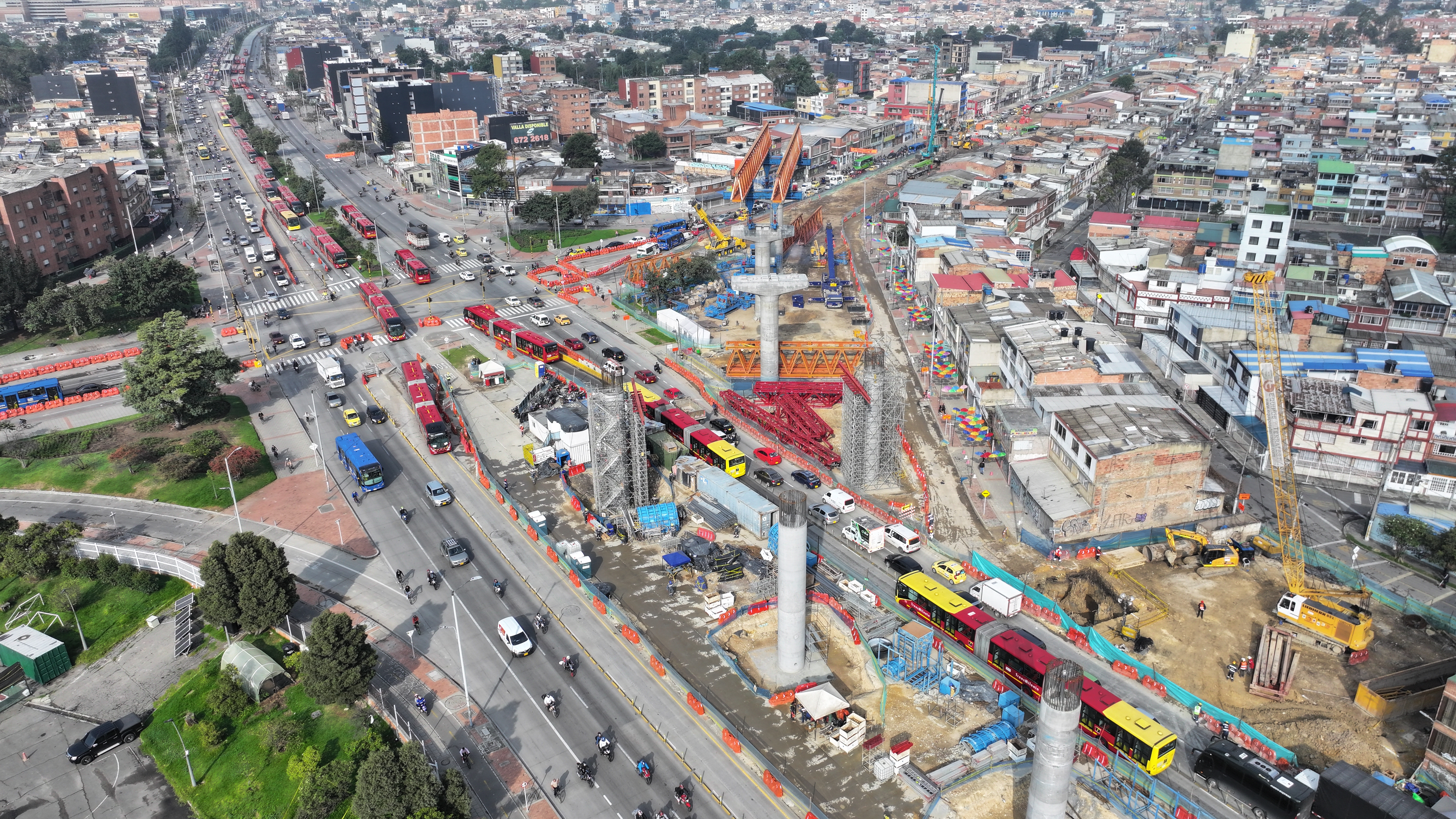 Vista aérea de la Autopista Sur en donde ya han hincado pilotes que soportarán la base del viaducto.