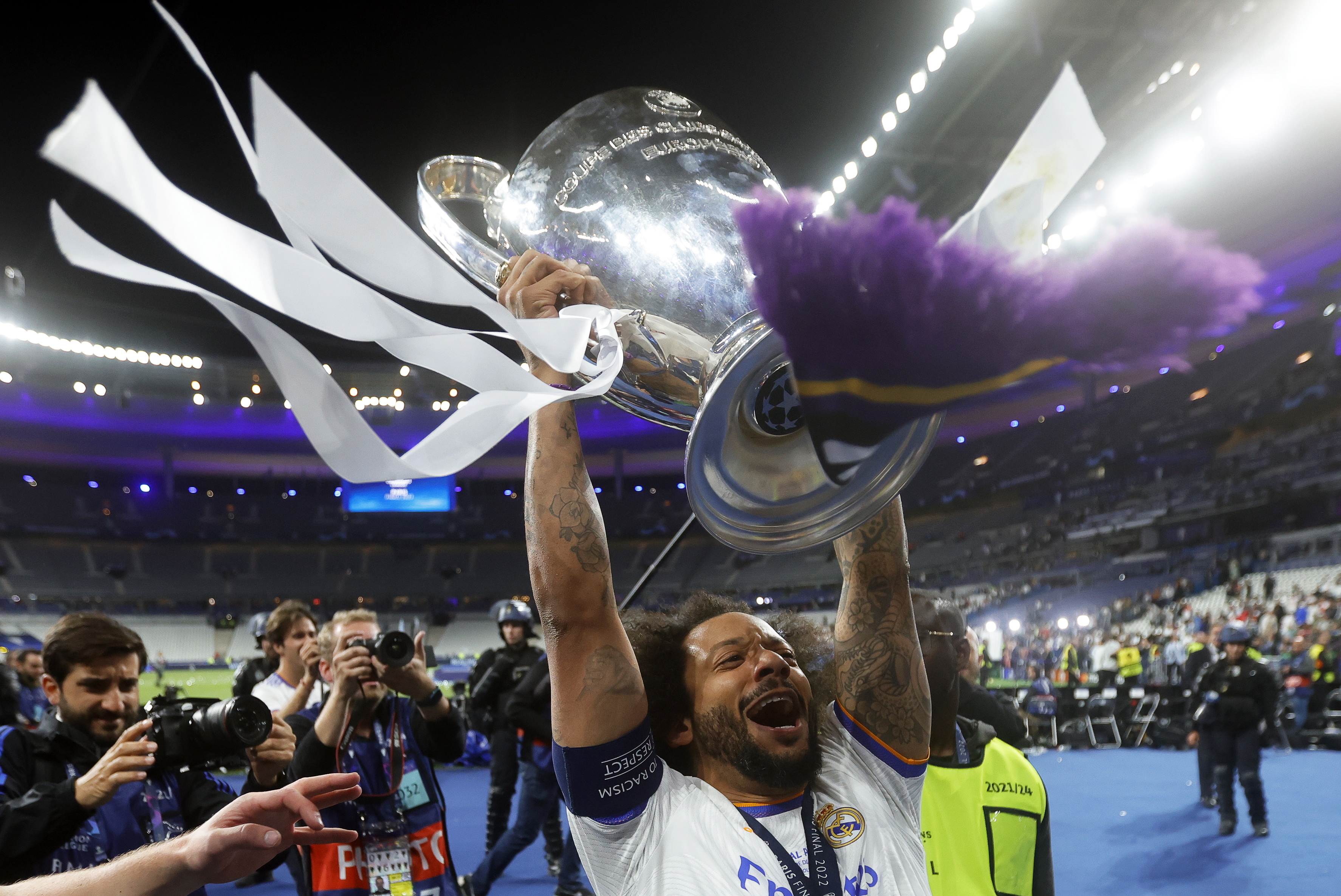 Saint-denis (France), 28/05/2022.- Marcelo of Real Madrid celebrates with the trophy after winning the UEFA Champions League final between Liverpool FC and Real Madrid at Stade de France in Saint-Denis, near Paris, France, 28 May 2022. (Liga de Campeones, Francia) EFE/EPA/YOAN VALAT