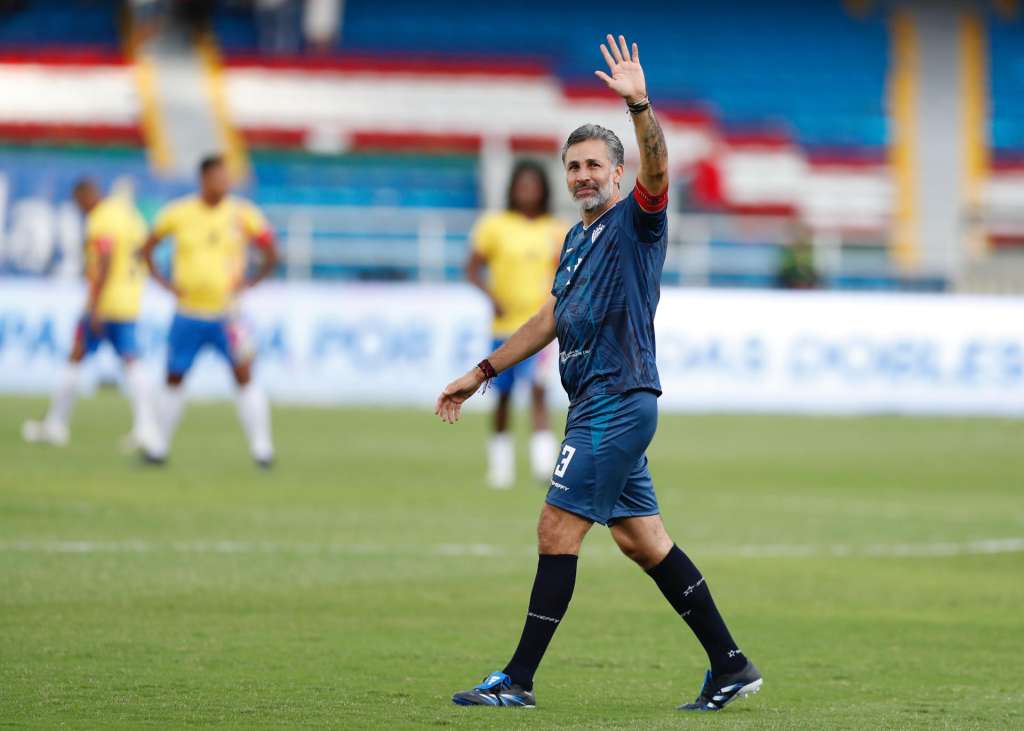 AME9814. CALI (COLOMBIA), 20/12/2025.- El jugador colombiano Mario Alberto Yepes saluda este sábado, durante el partido de Capitanes Legendarios en su despedida en el estadio Pascual Guerrero, en Cali (Colombia) EFE/ Ernesto Guzmán
