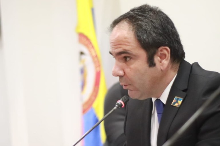 ¿Confusión o confesión? La extraña intervención del representante Gabriel Vallejo