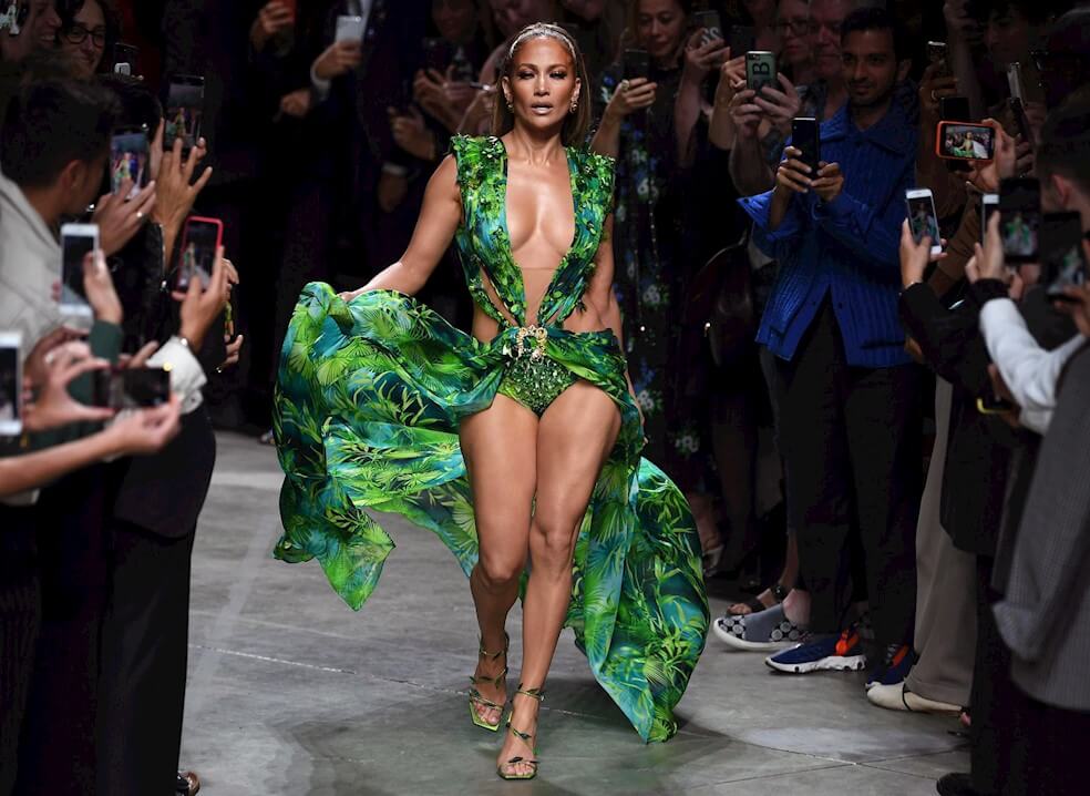 En 2000 la artista lució un traje en los Premios Grammy y fue tal la sensación que causó, que cambió Google. JLo lo retomó y desfiló para Versace en la pasarela de Milán. / EFE.