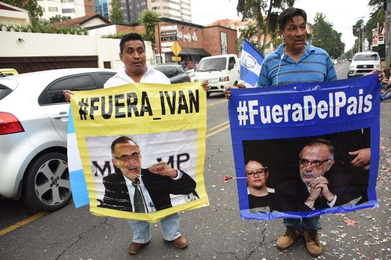 Un grupo de seguidores del presidente Jimmy Morales piden que el colombiano Iván Velásquez se quede fuera de Guatemala. / AFP