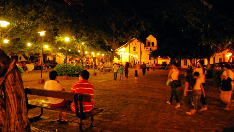 "La ciudad blanca" es reconocida por su arquitectura tipo español y atractivos turísticos como el Parque Principal, la Basílica Menor San Juan Bautista o la Plazoleta de las nieves.