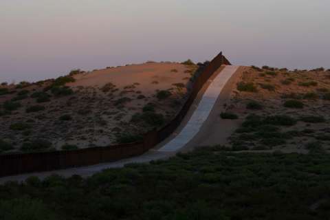 El profesor de EE.UU. que fue enviado a juicio por dejarle agua a migrantes en el desierto