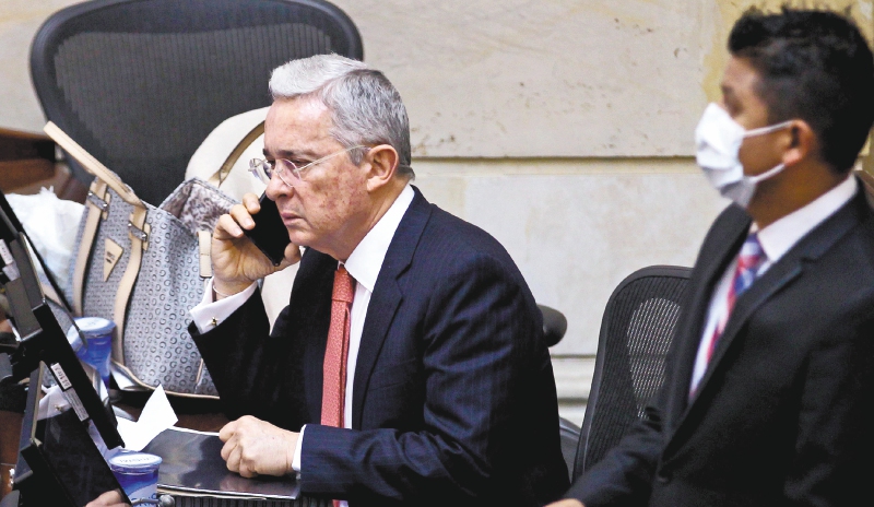 Una vez sea detenido, el expresidente Álvaro Uribe deberá ser suspendido de su cargo en el Senado, a donde llegó en 2018 como el congresista con mayor votación en todo el país. / EFE
