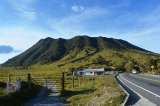 No, los gases de las laderas del volcán Cerro Bravo no son volcánicos