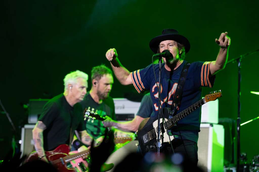(De izquierda a derecha) Mike McCready, Jeff Ament y Eddie Vedder de Pearl Jam actúan en el Climate Pledge Arena el 30 de mayo de 2024 en Seattle, Washington.