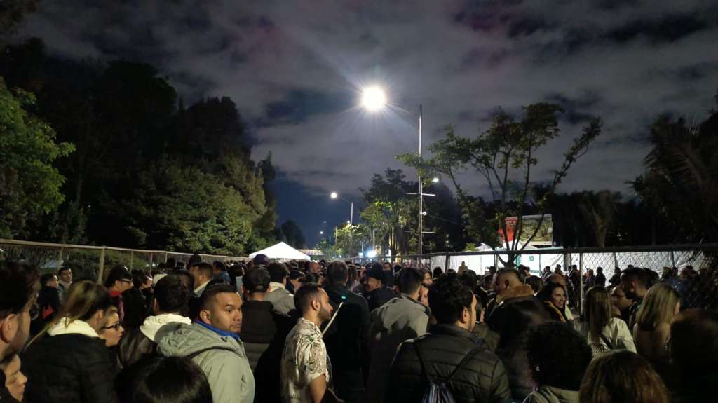 Los asistentes al evento reportan demoras en el ingreso que estaba programado para las 3 p.m.