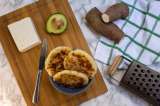 Arepa de yuca rellena de aguacate y pollo