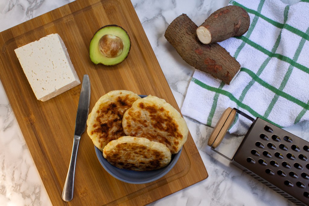 Arepa de yuca rellena de aguacate y pollo