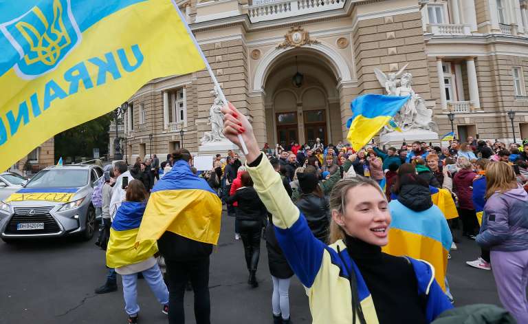 Odesa (Ukraine), 12/11/2022.- Ukrainians who lived in Kherson and left it due to the Russian occupation, celebrate in downtown of the South Ukrainian city of Odesa, 12 November 2022. Ukrainian troops came into Kherson on 11 November to continue to retake the South of Ukraine from Russian troops. Russian troops entered Ukraine on 24 February 2022 starting a conflict that has provoked destruction and a humanitarian crisis. (Rusia, Ucrania) EFE/EPA/STR