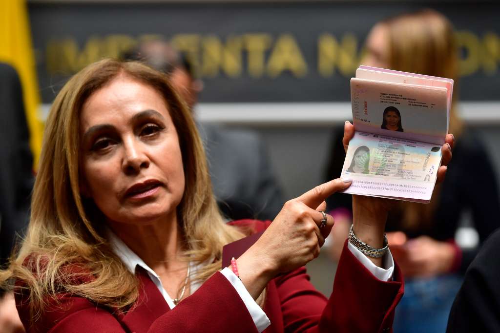 Gerente de la Imprenta Nacional durante la presentación del nuevo modelo de pasaporte colombiano