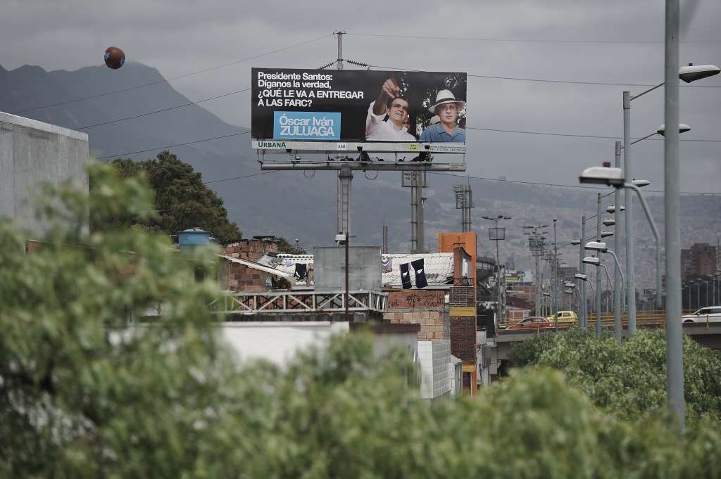 Valla donde aparece Óscar Iván Zuluaga y Álvaro Uribe Vélez en la que se lee: "Presidente Santos: Díganos la verdad, ¿QUÉ LE VA A ENTREGAR A LAS FARC?".