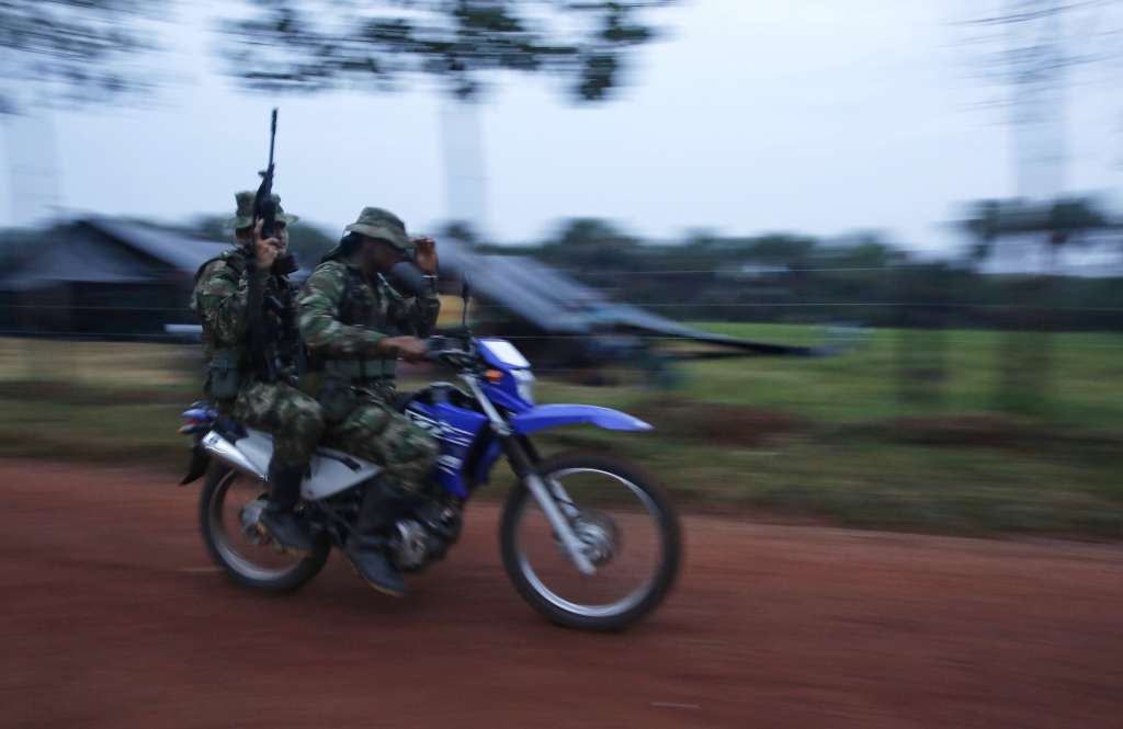ACOMPAÑA CRÓNICA AME2036. CASA ROJA (COLOMBIA), 17/04/2023.- Dos guerrilleros de la disidencia de las FARC en una moto recorren una carretera, el 15 de abril 2023, en Casa Roja (Colombia). Se esperaban 10.000 personas, y aunque la cifra quedó más cercana a las 6.000, los comandantes del Estado Mayor Central (EMC), principal disidencia de las desparecidas FARC, estaban satisfechos: en la cara se les notaba el éxito de un baño de masas que sirvió de escenario para abrir la puerta a la paz. EFE/Ernesto Guzmán