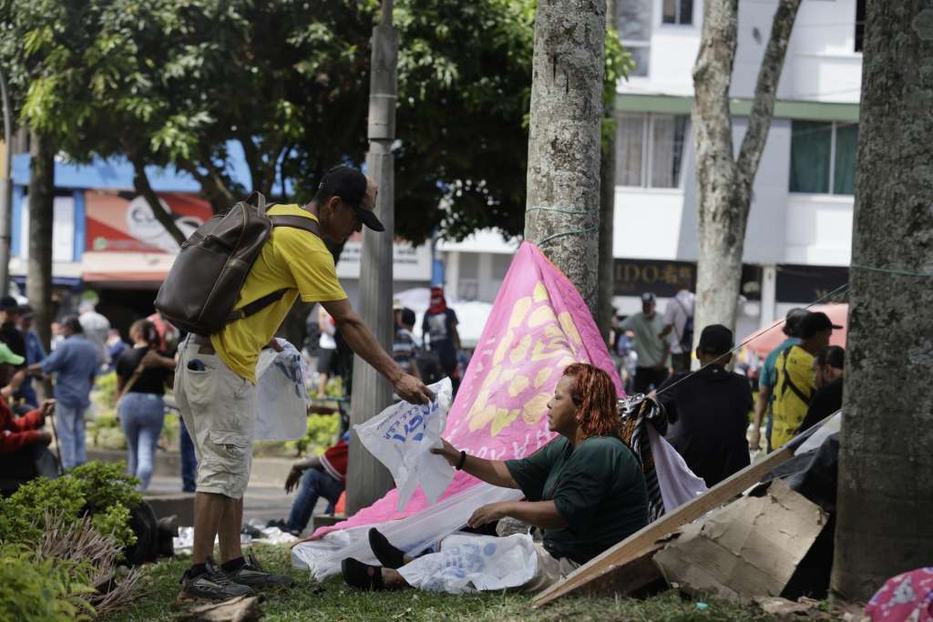 AME8355. PEREIRA (COLOMBIA), 12/08/2026.- Damnificados por el terremoto de magnitud 7,4 que sacudió a Colombia, descansan en el parque La Libertad este miércoles, en Pereira (Colombia). EFE/ Carlos Ortega