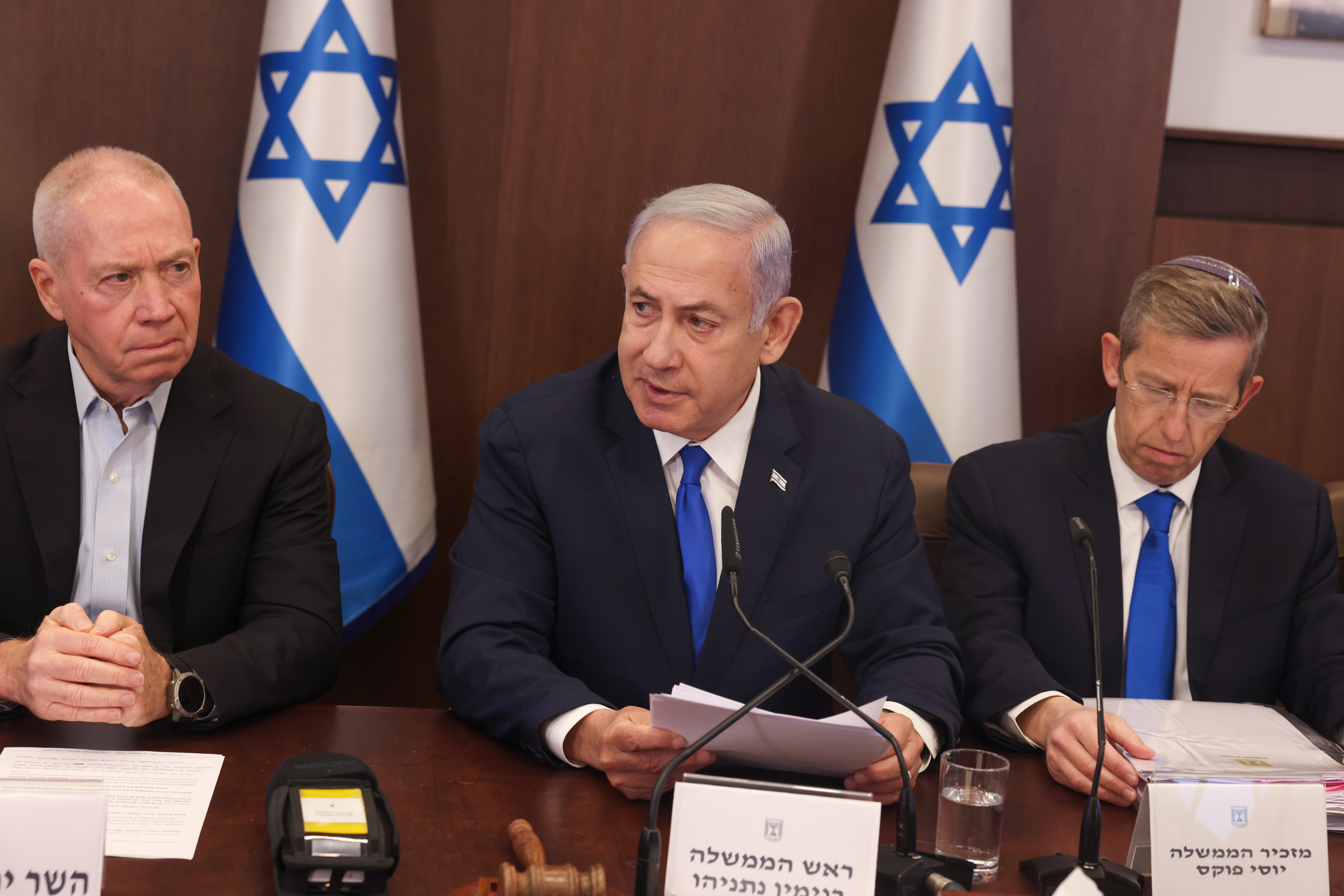 Jerusalem (-), 11/06/2023.- Israeli Prime Minister Benjamin Netanyahu (C), flanked by Cabinet Secretary Yossi Fuchs (R) and Israeli Defence Minister Yoav Gallant (L), chairs a cabinet meeting at the prime minister's office in Jerusalem, 11 June 2023. (Estados Unidos, Jerusalén) EFE/EPA/MENAHEM KAHANA / POOL