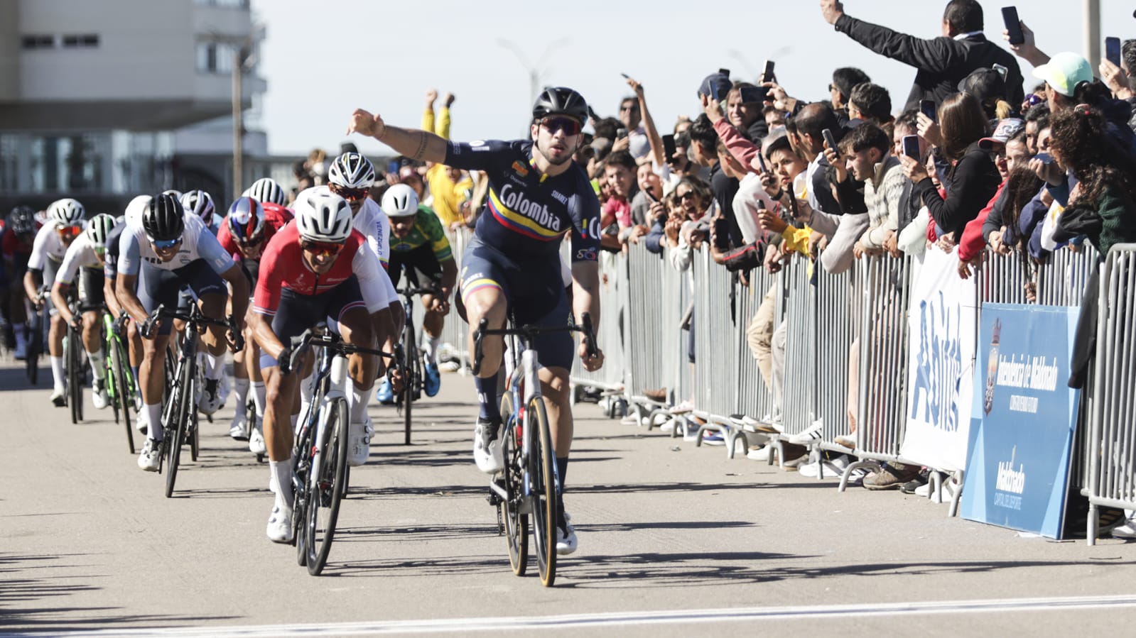 Álvaro Hodeg celebra en la meta en Uruguay.