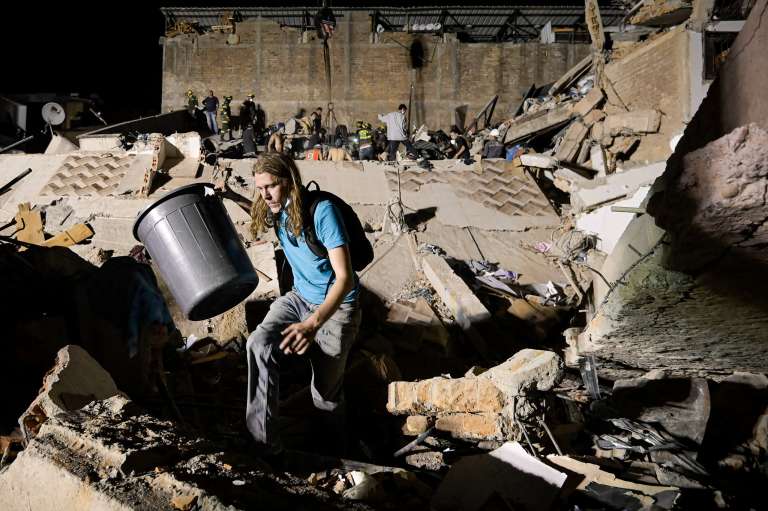 Operaciones de rescate en Pereira, tras terremoto de 7,4 en Colombia.