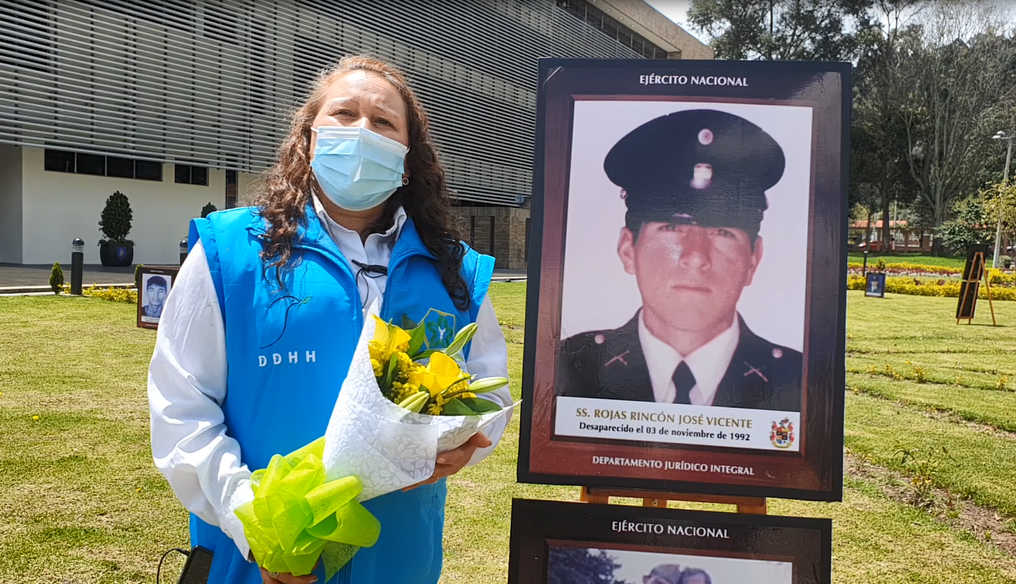 Esperanza Rojas con la foto de su esposo José Vicente Rincón y el chaleco azul de la Asociación que lidera, dedicada a luchar por los derechos de las víctimas que pertenecen a la Fuerza Pública. / Cortesía.