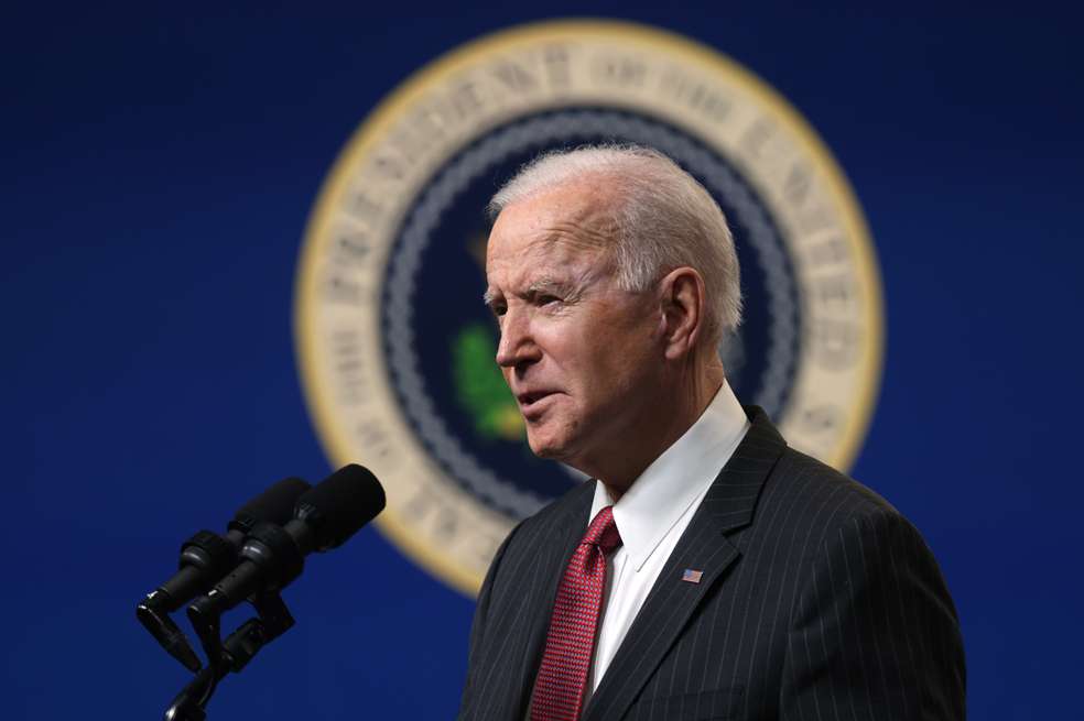El presidente estadounidense, Joe Biden, ha dado un giro a las políticas migratorias de su predecesor Trump. Su gobierno anunció que pondrá fin al programa de Protección al Migrante (MPP), acuerdo que obligó a decenas de miles de demandantes de asilo a permanecer en la frontera. Así mismo, ordenó que no se gasten más fondos en el muro fronterizo de Trump.