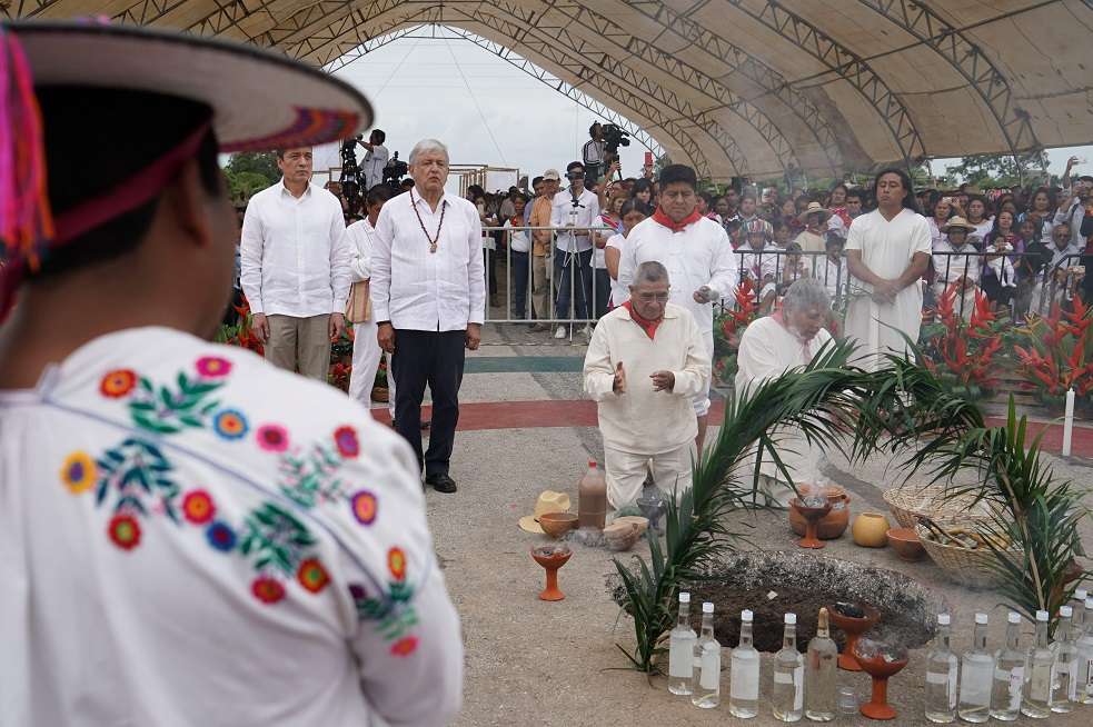 Rituales indígenas hicieron parte de la inauguración de la obra. / AFP