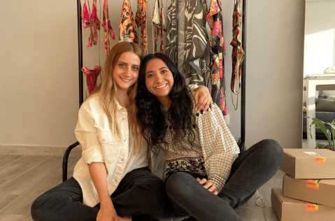 Las hermanas que crearon una marca de vestidos de baño con materiales ecológicos