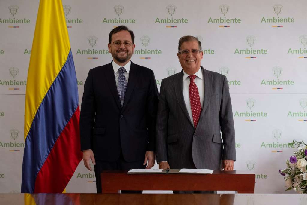 Sergio Piñeros (izquierda) junto a Fabio Arjona, el ministro de Ambiente.