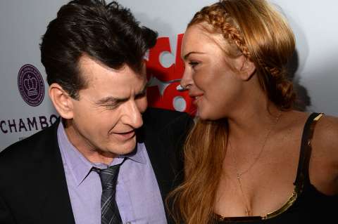 Lindsay Lohan y Charlie Sheen coquetean en la alfombra roja