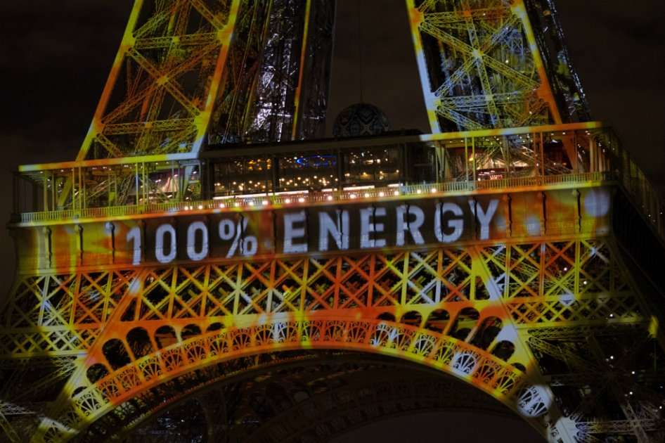 Torre Eiffel en París, iluminada durante la semana de la Cumbre del Clima. / Flickr - Mark Dixon
