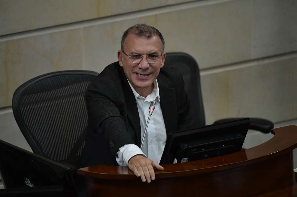 Durante plenaria del Senado con candidatos a Contralor General