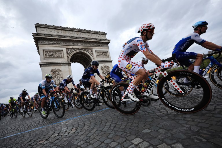 Combloux (France), 23/07/2023.- Polka Dot Jersey best climber Italian rider Giulio Ciccone of team Lidl-Trek rides past the Arc de Triomphe during the 21st and final stage of the Tour de France 2023 over 115kms from Saint-Quentin-en-Yvelines to Paris Champs-Elysee, France, 23 July 2023. (Ciclismo, Francia) EFE/EPA/CHRISTOPHE PETIT TESSON