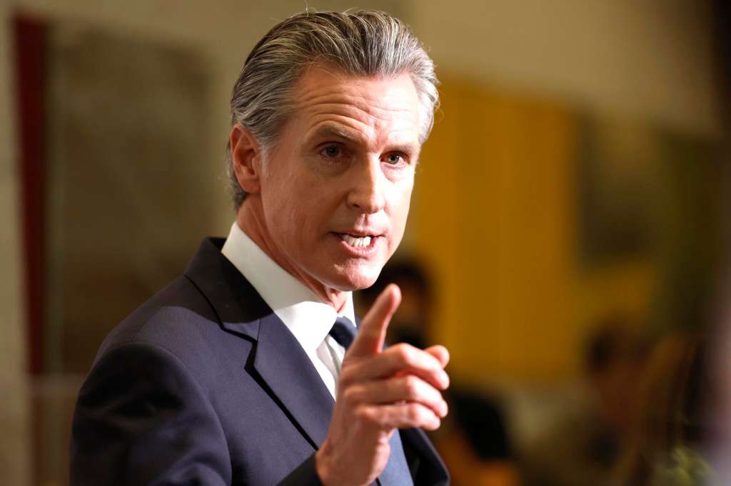 SAN FRANCISCO (United States), 13/06/2025.- California Governor Gavin Newsom responds to questions during a press conference after US federal Judge Charles Breyer halted US President Trump's deployment of California Guard soldiers in Los Angeles without consulting Governor Newsom in San Francisco, California, USA, 12 June 2025. Judge Breyer wrote that Trump's 'actions were illegal, exceeding the scope of his statutory authority and violating the Tenth Amendment to the United States Constitution.' Breyer did not intervene to stop the president from calling in the US Marines. (Estados Unidos) EFE/EPA/JOHN G. MABANGLO