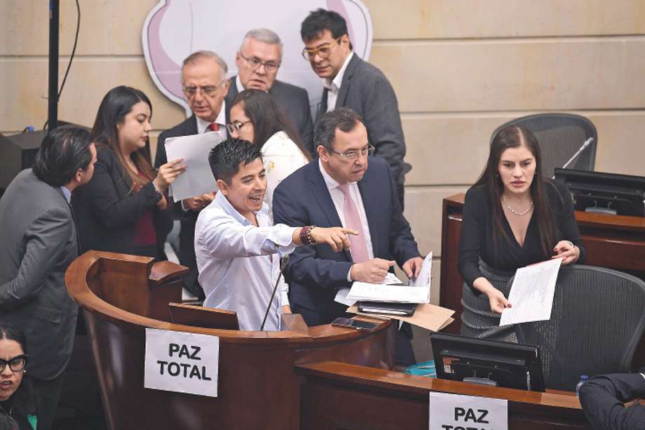 Aunque la Corte Constitucional mantuvo la ley de Paz Total, el fiscal dejó claro que el Gobierno no podía nombrar como voceros de paz a personas que estuvieran privadas de la libertad.