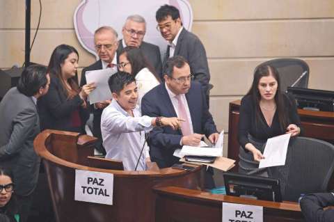 Estos son los cuatro voceros de paz de Petro que la Fiscalía busca recapturar