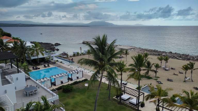 Las habitaciones frente al mar cuentan con piscinas de inmersión privadas, hay suites desde 1 a 4 dormitorios y el resort cuenta con servicio gastronómico personalizado de chef gourmet en la suite.