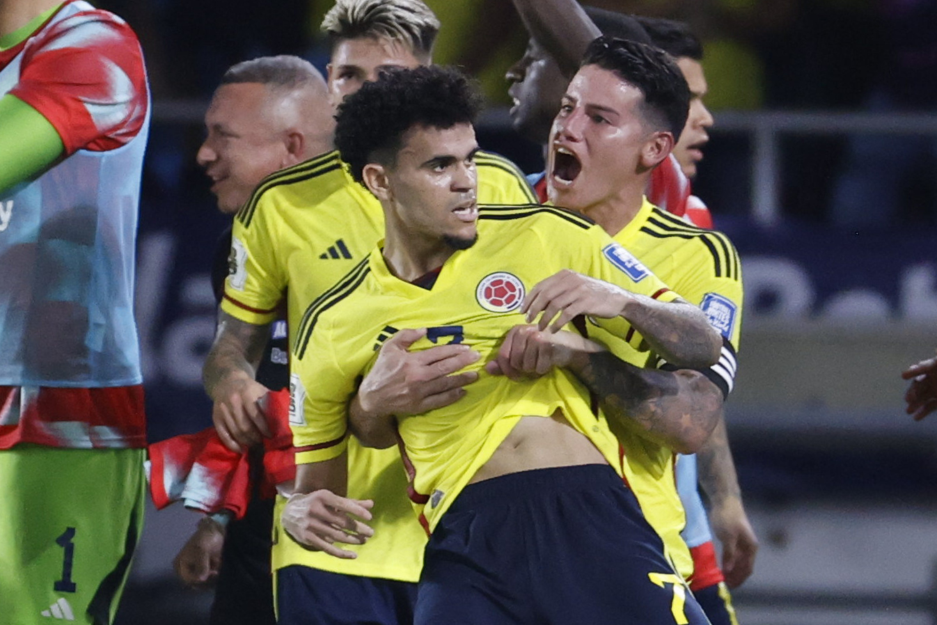 AMDEP3206. BARRANQUILLA (COLOMBIA), 16/11/2023.- Luis Díaz (i) de Colombia celebra un gol con James Rodríguez hoy, en un partido de las Eliminatorias Sudamericanas para la Copa Mundial de Fútbol 2026 entre Colombia y Brasil en el estadio Metropolitano en Barranquilla (Colombia). EFE/ Mauricio Dueñas Castañeda