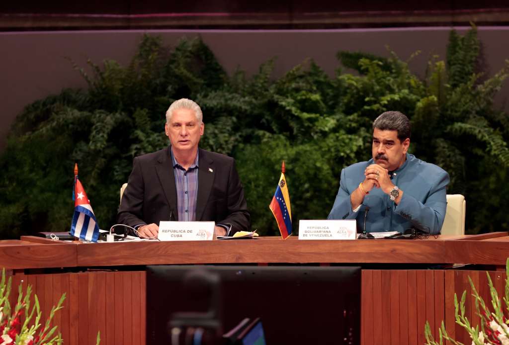 AME2761. LA HABANA (CUBA), 27/05/2022.- El presidente de Cuba, Miguel Diaz-Canel (i), y de Venezuela, Nicolas Maduro, participan hoy en la XXI Cumbre de la Alianza Bolivariana de los Pueblos de Nuestra América (ALBA), en La Habana (Cuba). El presidente de Cuba, Miguel Díaz-Canel, cargó este viernes contra las prácticas "antidemocráticas" e "injerencistas" de EE.UU. por excluir a su país, Venezuela y Nicaragua de la Cumbre de las Américas. Díaz-Canel ofreció estas palabras al inaugurar en La Habana la cumbre de líderes de la ALBA, convocada de sorpresa a diez días de la Cumbre de las Américas. EFE/Ernesto Mastrascusa