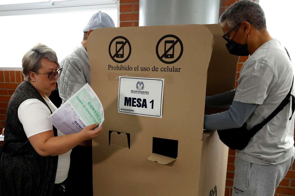 AME2034. BOGOTÁ (COLOMBIA), 26/10/2025.- Personas votan este domingo, en una consulta para definir quién será el aspirante presidencial en 2026 por el partido Pacto Histórico, en Bogotá (Colombia). EFE/ Mauricio Dueñas Castañeda