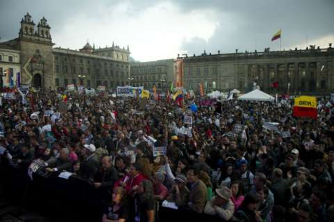 Investigarían financiamiento de manifestaciones en contra de la destitución a Petro
