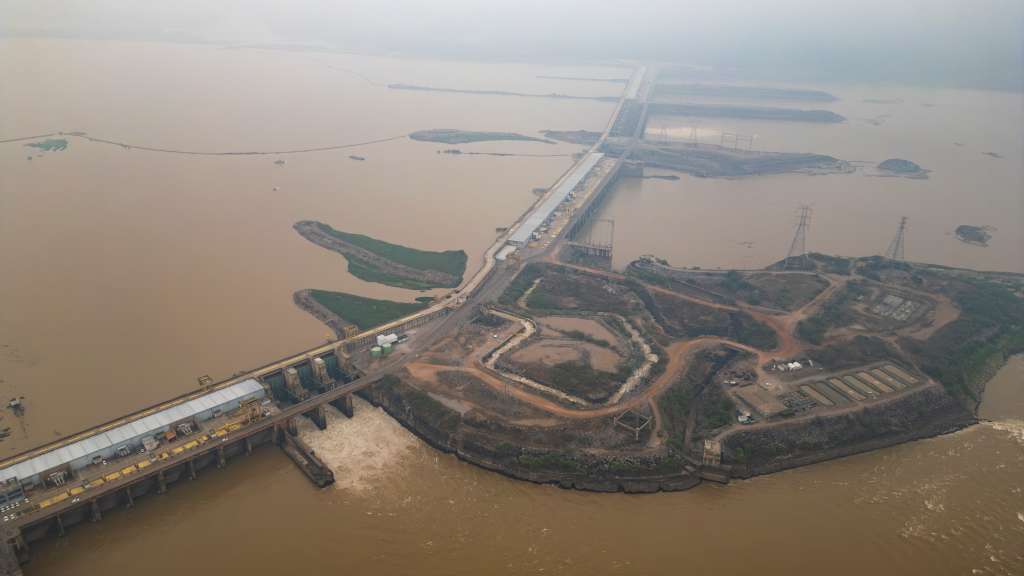 BRA100. PORTO VELHO (BRASIL), 10/09/2024.- Fotografía aérea de la central hidroeléctrica de Santo Antônio, que paralizó parte de sus unidades generadoras debido al bajo nivel del río Madeira, este martes en Porto Velho (Brasil). EFE/ Isaac Fontana