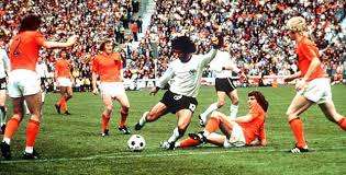 El alemán Gerard Muller, a punto de impactar la pelota y de anotar el segundo gol de su equipo en la final de la Copa del Mundo de 1974. Con este gol, Alemania fue campeón al vencer a Holanda en Munich. / Archivo