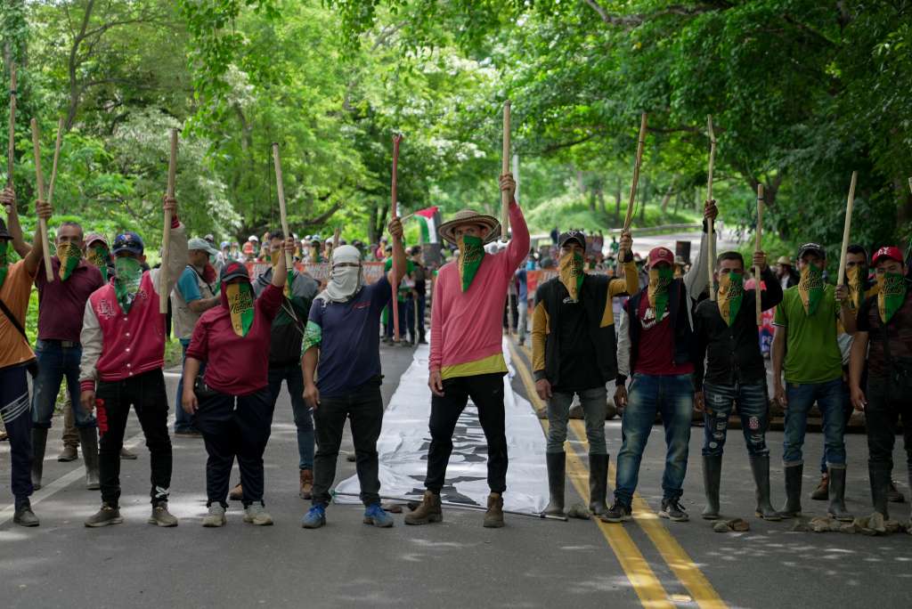 Colombia+20 viajó al sur del Cesar, donde se manifestaron alrededor de 3.000 miembros de organizaciones sociales, que aunque apoyan al Gobierno critican sus incumplimientos para frenar la arremetida del Clan del Golfo. Luego de tres días de protestas, que se replicaron en Cauca y Bogotá, el Ejecutivo y el Congreso de los Pueblos llegaron a un acuerdo, pero la negociación apenas comienza. ¿Qué denuncian las comunidades?