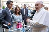 Revelan el valor del millonario regalo que le dio Egan Bernal al Papa Francisco