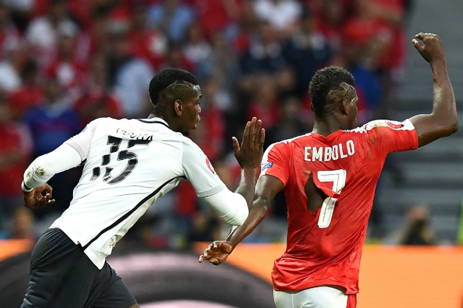 El atacante Embolo, fue una de las "victimas" del defecto de fabricación por parte de la marca alemana que viste a su selección. / AFP