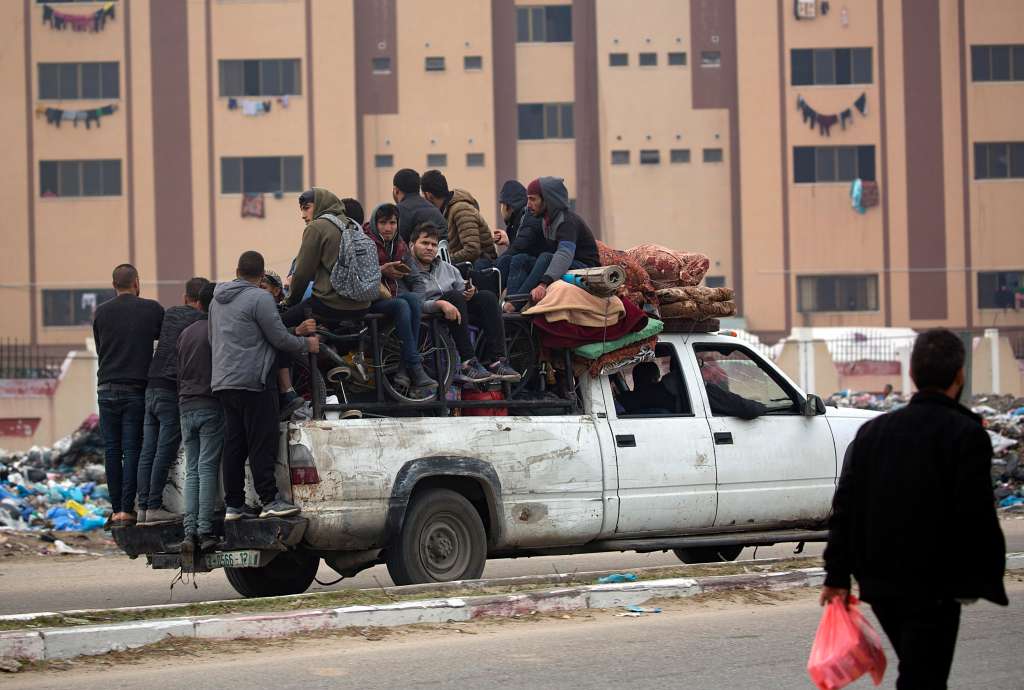 Gaza (-), 27/12/2023.- Displaced Palestinians from the Nuseirat, Bureij and parts of the Khan Yunis refugee camps, sit and stand next to their belongings aboard a vehicle as they make their way to the city of Rafah after an Israeli warning of increasing military operations in the Gaza Strip camps, 27 December 2023. Since 07 October, up to 1.9 million people, or more than 85 percent of the population, have been displaced throughout the Gaza Strip, some more than once, according to the United Nations Relief and Works Agency for Palestine Refugees in the Near East (UNRWA), which added that most civilians in Gaza are in 'desperate need of humanitarian assistance and protection'. EFE/EPA/HAITHAM IMAD