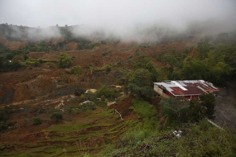 Vista general de la tierra que cubre una amplia zona tras el derrumbe en Rosas, Cauca. Más de 900 personas se vieron afectadas. La vía Panamericana sigue cerrada. EFE/ Ernesto Guzmán