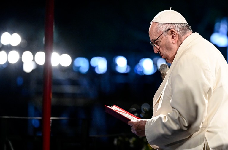 “Señor desarma la mano armada”, pide el Papa en Viacrucis del Viernes Santo